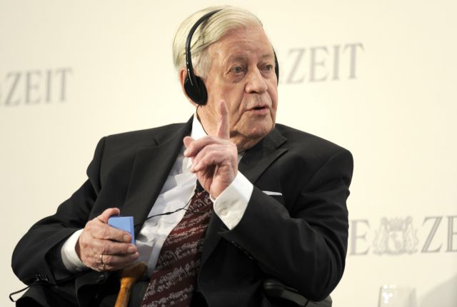 Λάβρος κατά Μέρκελ ο Χέλμουτ Σμιτ για τους χειρισμούς της στην ευρωπαϊκή κρίση