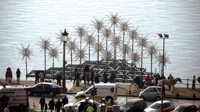 Βούλιαξε το πλωτό χριστουγεννιάτικο δέντρο στη Θεσσαλονίκη