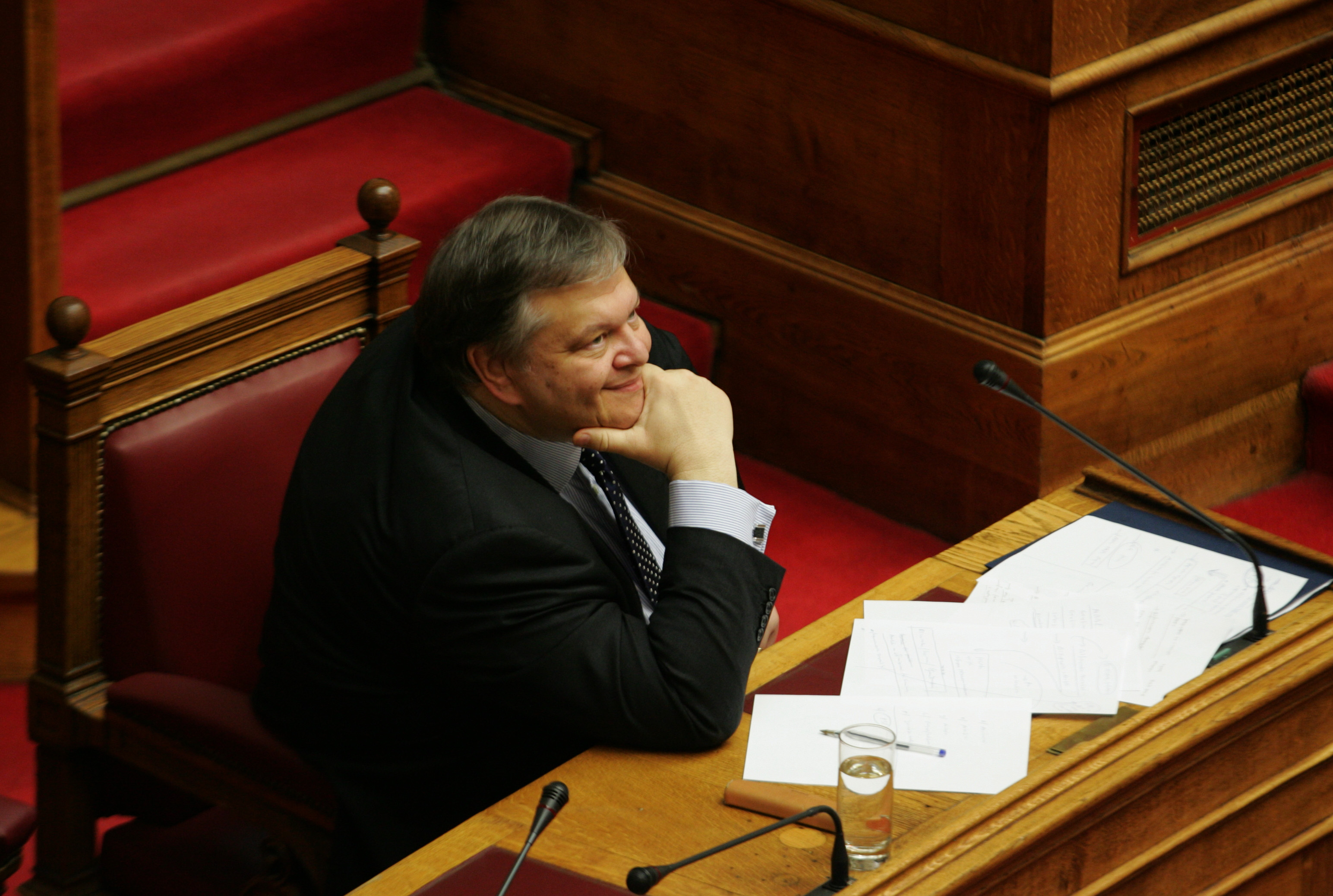 Κόντρα Βενιζέλου-Τσίπρα στη Βουλή για το ενδεχόμενο λήψης νέων μέτρων