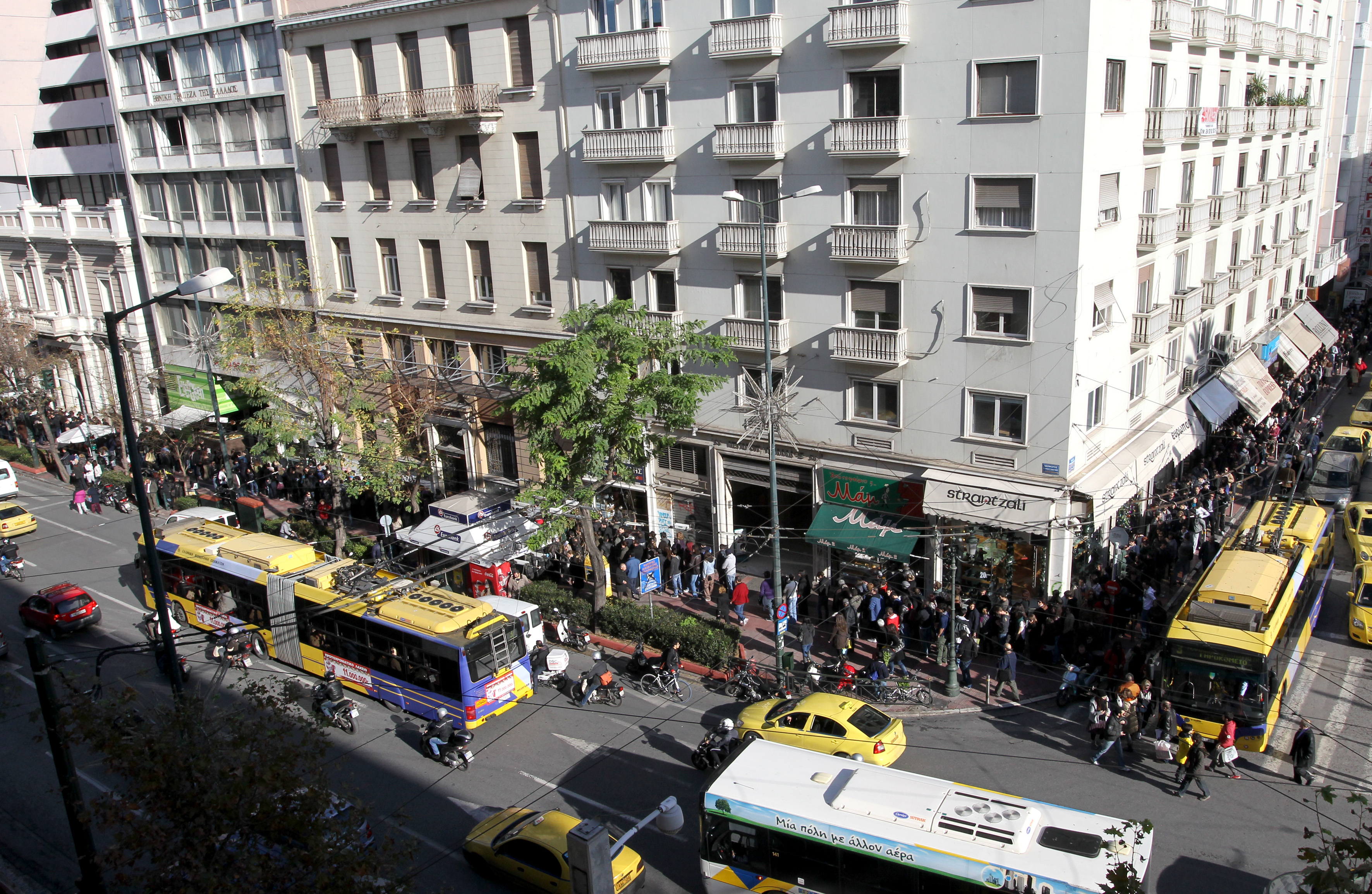 Oυρές στα εκδοτήρια για το «μαγικό χαρτάκι» της συναυλίας των Red Hot Chili Peppers