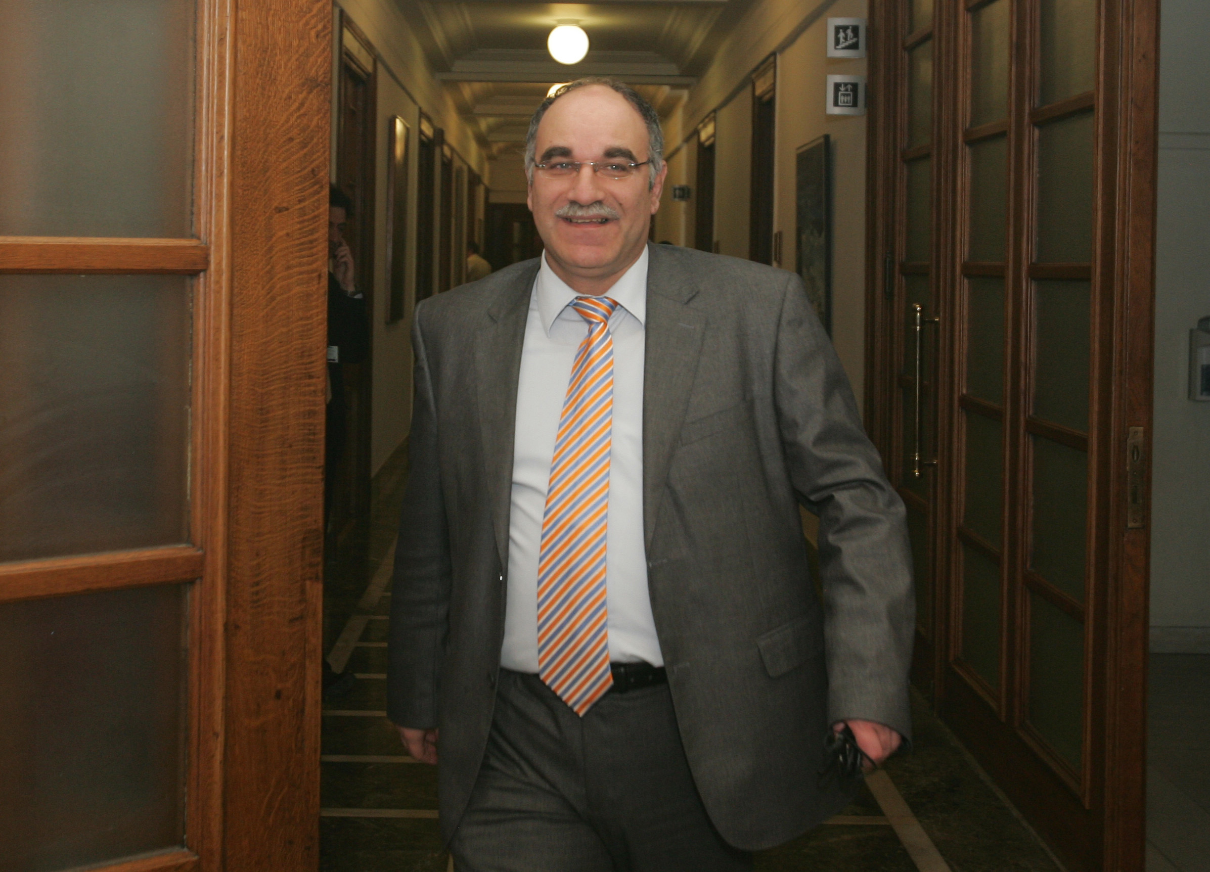 Παρέμβαση Ροντούλη, για να μην κλείσουν δύο ΔΟΥ, καταγγέλλουν οι εφοριακοί