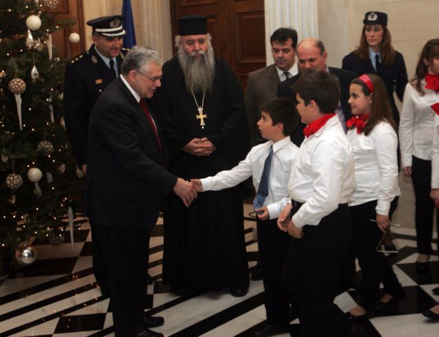 Κάλαντα για την πολιτική ηγεσία την παραμονή των Χριστουγέννων