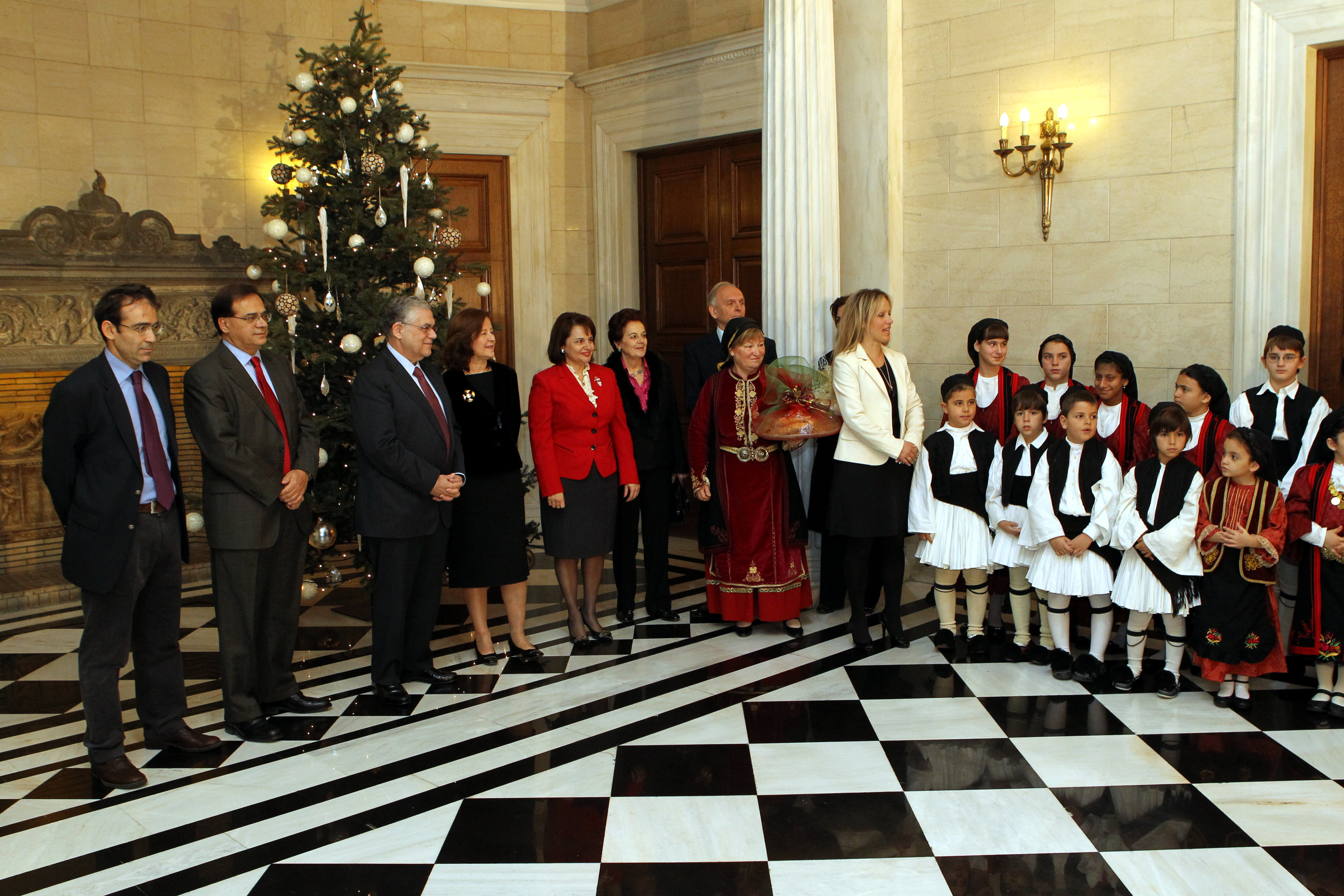Πρωτοχρονιάτικα κάλαντα στους πολιτικούς αρχηγούς
