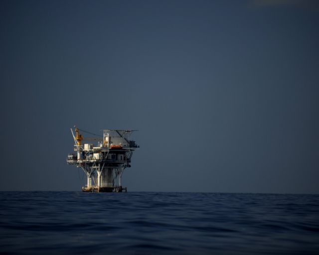 Δεκάδες αγνοούμενοι στη βύθιση πλωτής εξέδρας πετρελαίου στη ρωσική Άπω Ανατολή