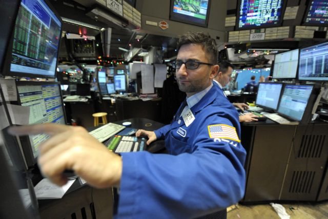 Στο κόκκινο η Γουόλ Στριτ τη Δευτέρα, μεικτά πρόσημα στις ευρωπαϊκές αγορές