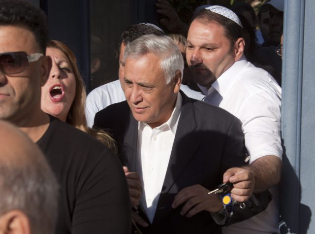 Στη φυλακή ο πρώην πρόεδρος του Ισραήλ, Μοσέ Κατσάβ, που δηλώνει αθώος