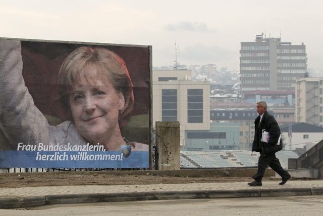 «Όχι» σε παράλληλες σερβικές δομές στο Κόσοβο, λέει η Μέρκελ από την Πρίστινα