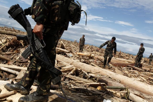 Πάνω από 1.000 άτομα αγνοούνται στις Φιλιππίνες μετά το πέρασμα του φονικού τυφώνα