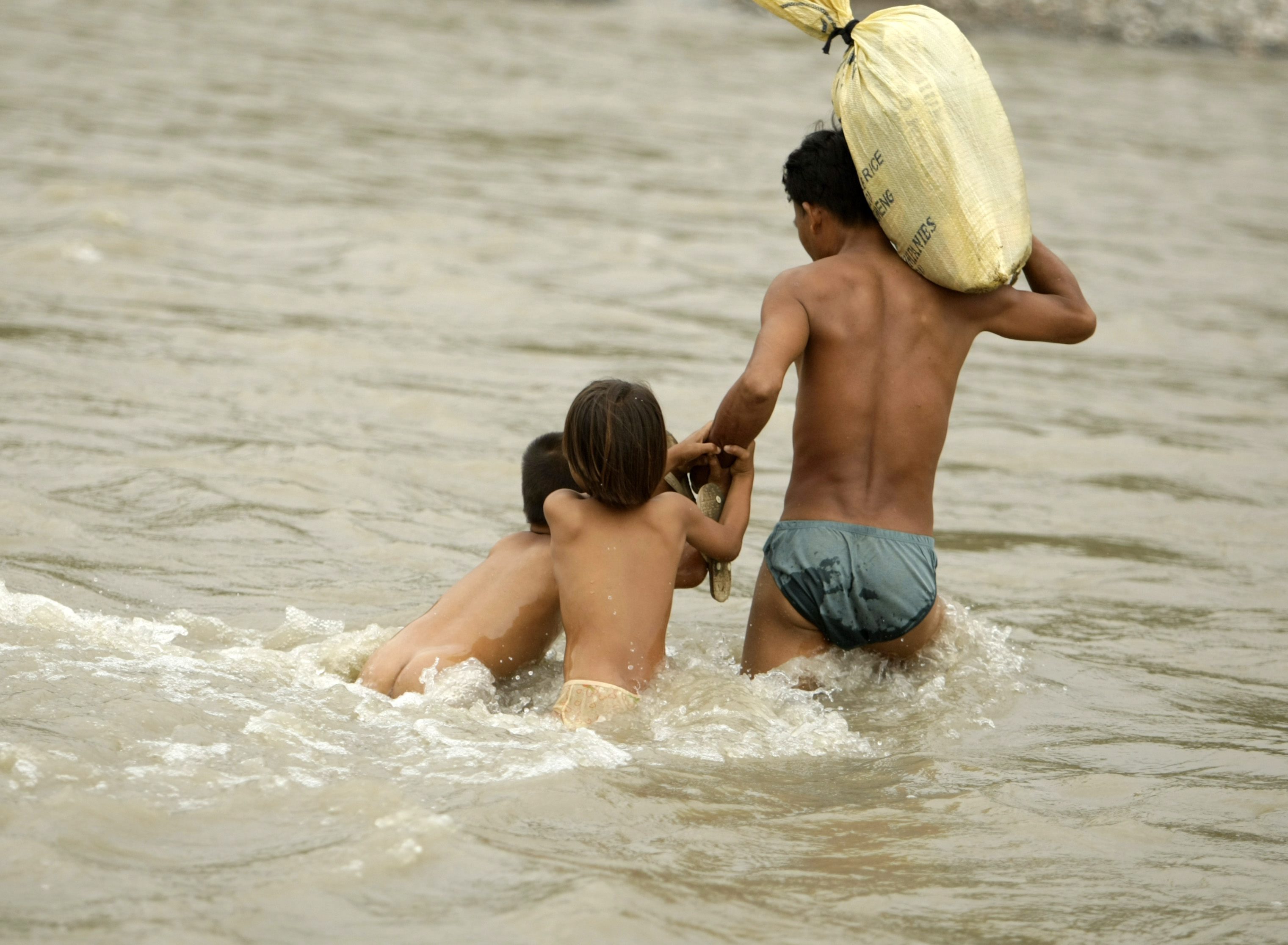 Ξεπερνούν τους 1.450 οι νεκροί από τις πλημμύρες που σάρωσαν τις Φιλιππίνες