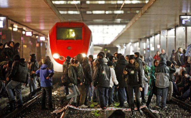 Χριστούγεννα με κατάληψη για 800 απολυμένους στα ιταλικά τρένα