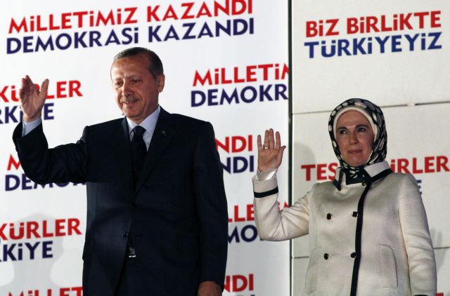 Οι προσωπικές συνομιλίες του ζεύγους Ερντογάν παρακολουθούνταν ισχυρίζεται υπουργός