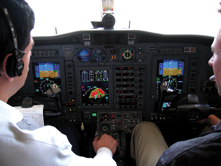 Βόλτα με αεροπλάνο για μια ώρα πάνω από την Αθήνα