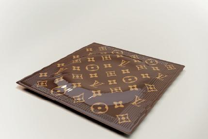 Προφυλακτικά με σφραγίδα Luis Vuitton σχεδίασε ένας αρχιτέκτονας από τη Γεωργία