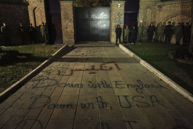 Κλείνει η Βρετανία την πρεσβεία του Ιράν, απελαύνει τους διπλωμάτες