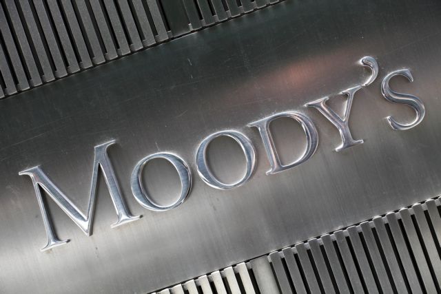 Κρατικοποιήσεις τραπεζών βλέπει η Moody’s διατηρώντας αρνητικές τις προοπτικές τους