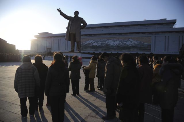 Στη Βόρειο Κορέα αντιπροσωπείες Νοτιοκορεατών, μετά τον θάνατο του Κιμ Γιονγκ-Ιλ
