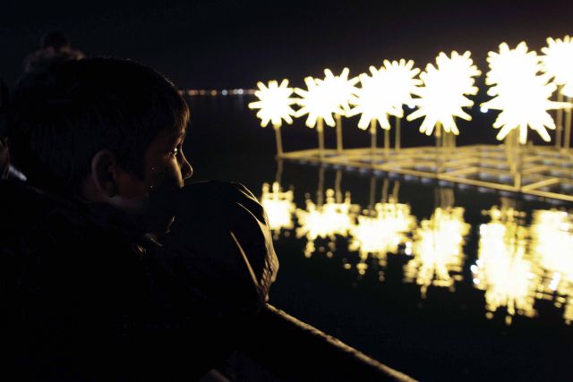 Ξανά στην παραλία της Θεσσαλονίκης το πλωτό χριστουγεννιάτικο δέντρο