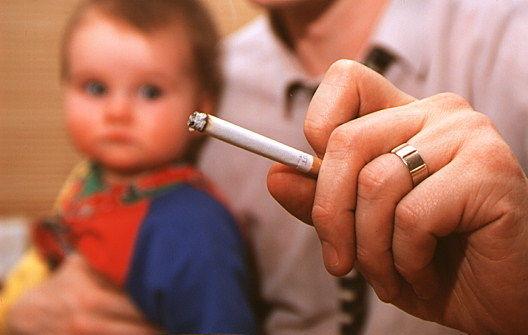 Παιδική λευχαιμία προκαλεί το πατρικό κάπνισμα