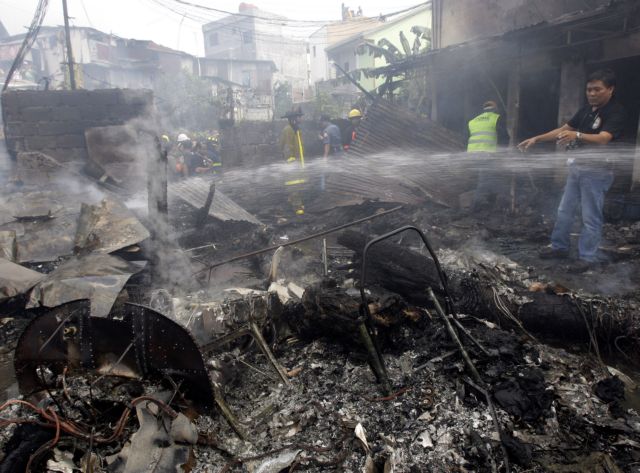 Έντεκα νεκροί από συντριβή μικρού αεροπλάνου σε παραγκούπολη της Μανίλας