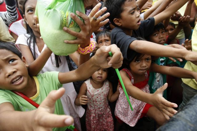 Μαζική ταφή για τα θύματα των πλημμυρών στις Φιλιππίνες