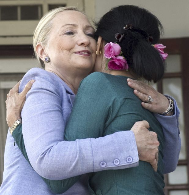 Συνάντηση Κλίντον με την ηγέτιδα-σύμβολο της αντιπολίτευσης της Μιανμάρ