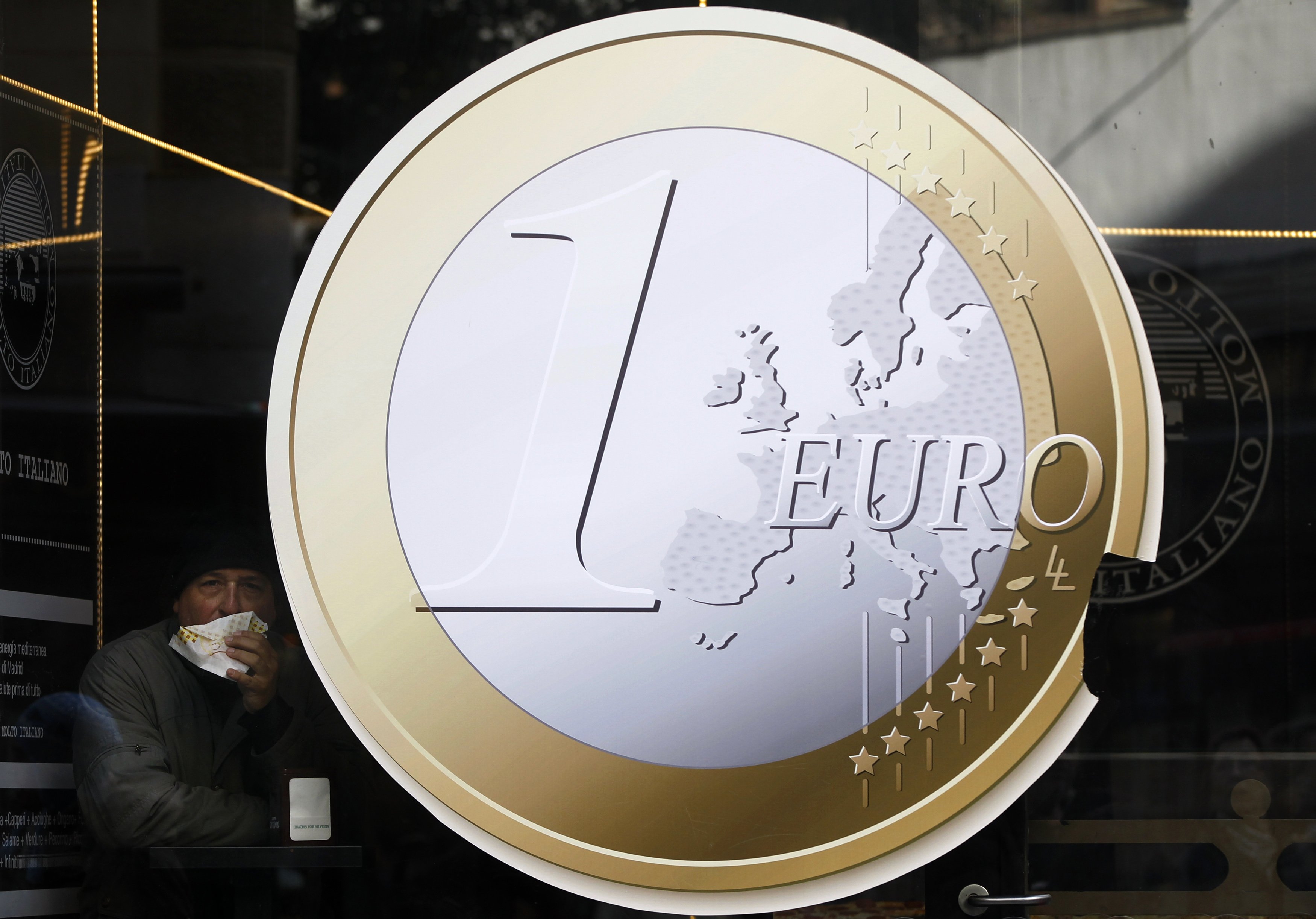 Σε χαμηλό δεκαετίας υποχωρεί το ευρώ έναντι του γεν