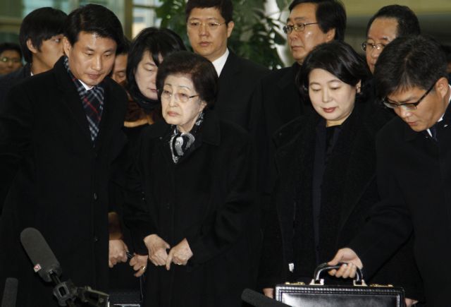 Φόρο τιμής στον Κιμ Γιονγκ-Ιλ αποτίει η πρώην πρώτη κυρία της Νοτίου Κορέας