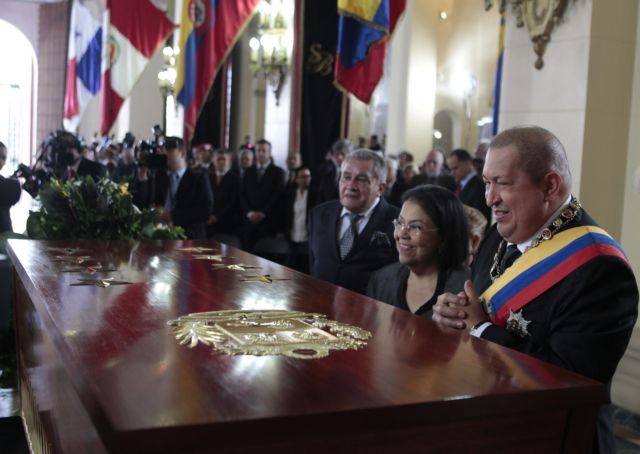 Με νέο, πολυτελές φέρετρο τιμά τον Σιμόν Μπολίβαρ ο πρόεδρος της Βενεζουέλας