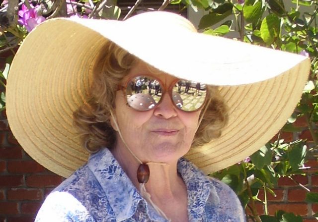 Ένοχη για… φοροδιαφυγή δηλώνει 91χρονη που πουλούσε βαλιτσάκια με είδη αυτοκτονίας