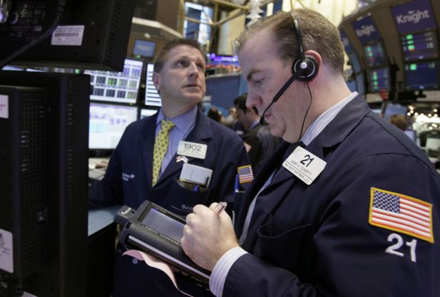 Στο κόκκινο και η Γουόλ Στριτ λόγω των ανησυχιών για την Ευρωζώνη