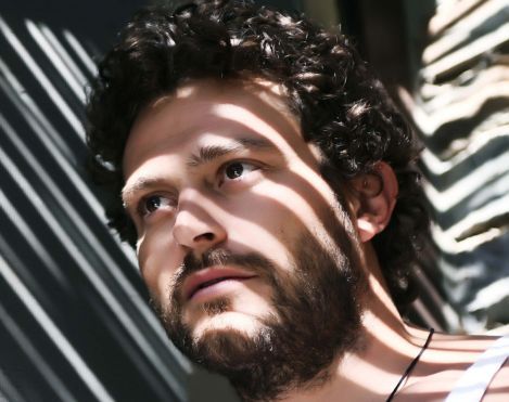 Η «Αποκάλυψη του Ιωάννου» στη σκηνή από τον Γιώργο Καραμίχο