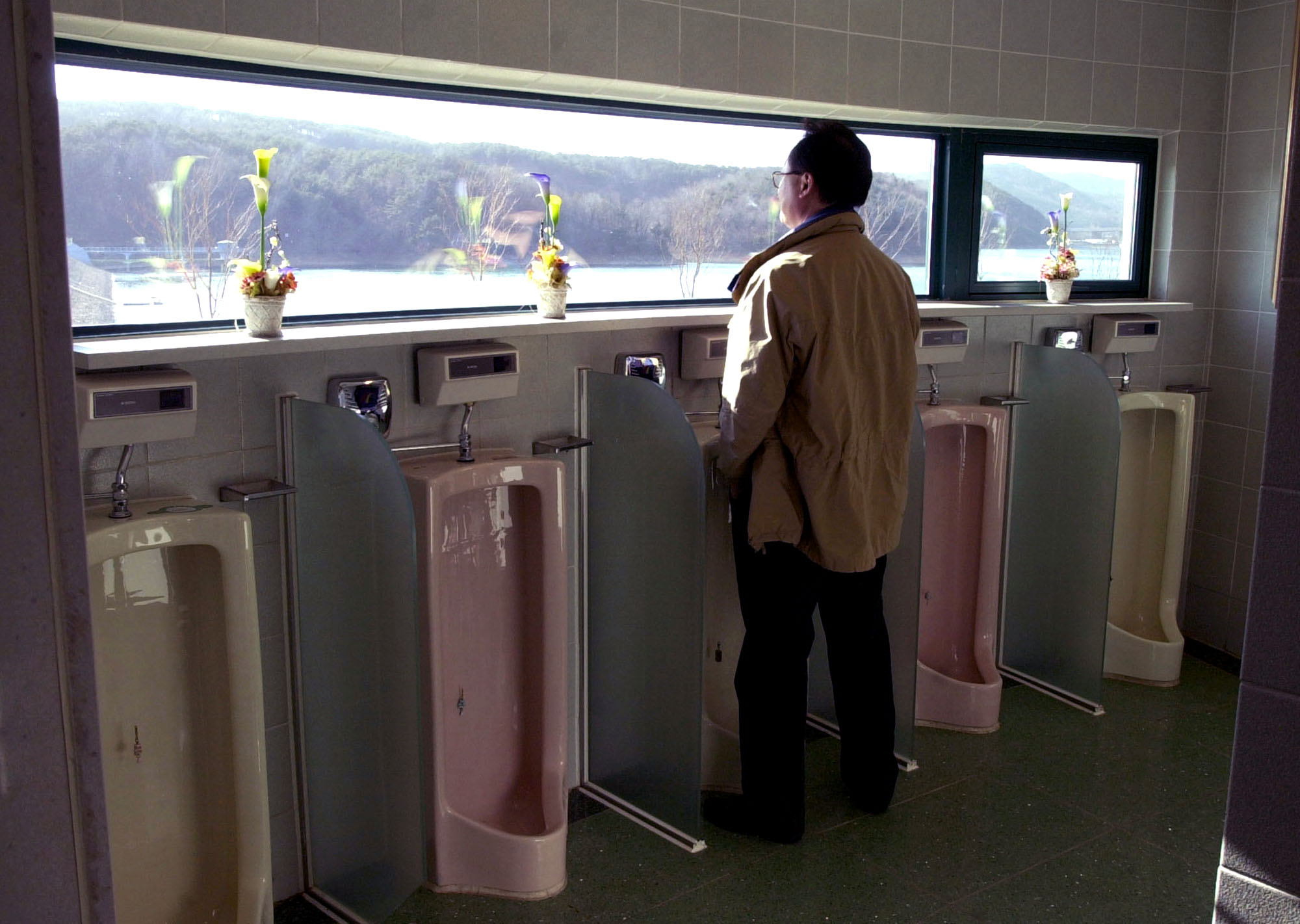 Βιντεοπαιχνίδια σε ανδρικές τουαλέτες δημιουργούν οι Βρετανοί προς τέρψιν και όχι μόνο