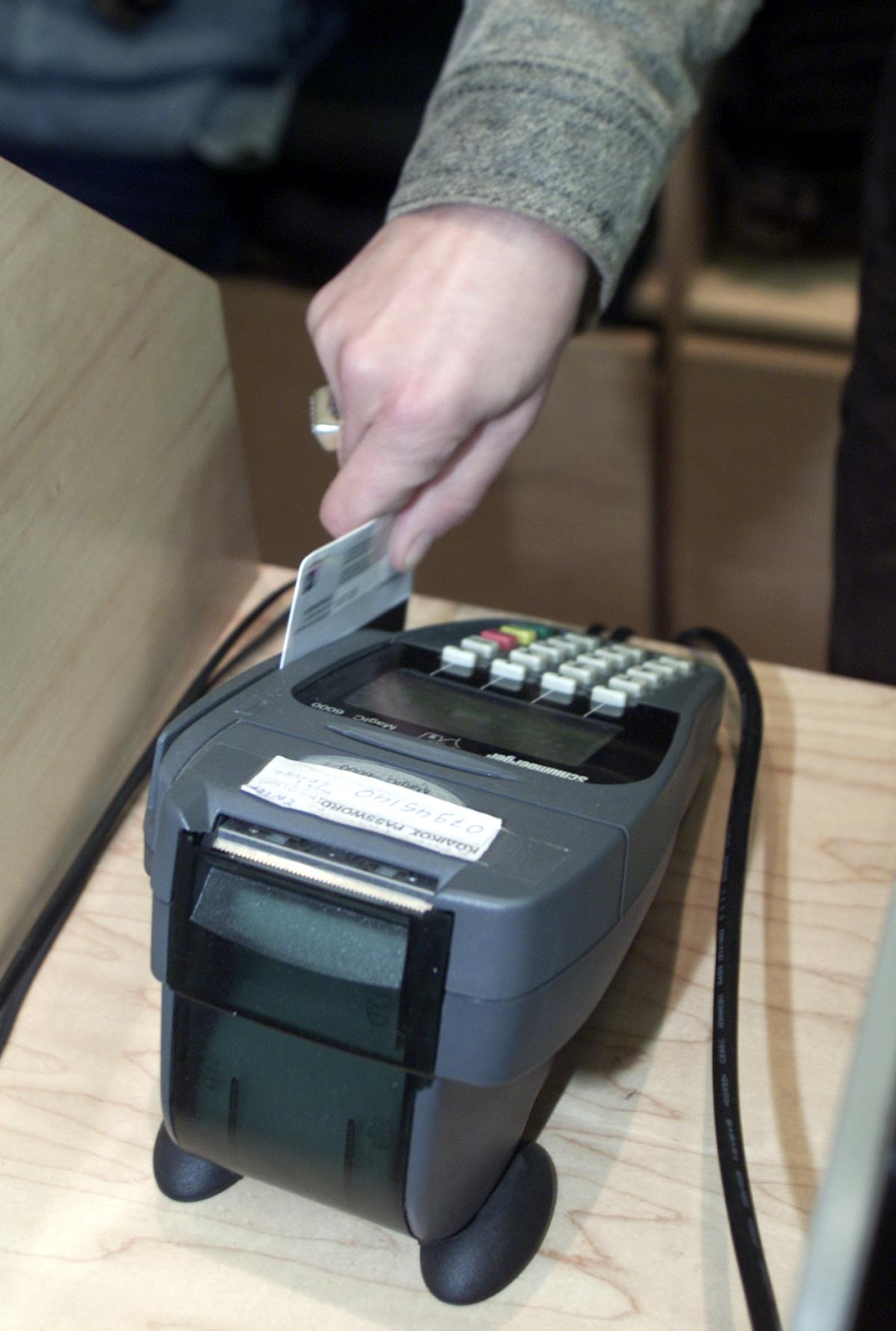 Εξετάζεται η μείωση 3% στον ΦΠΑ για συναλλαγές μέσω πιστωτικών καρτών