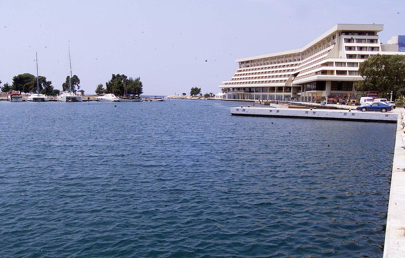 Απλήρωτοι από τον περασμένο Σεπτέμβριο οι 800 εργαζόμενοι στο «Πόρτο Καρράς»