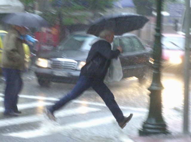 Με βροχές και καταιγίδες η αντίστροφη μέτρηση για τα Χριστούγεννα