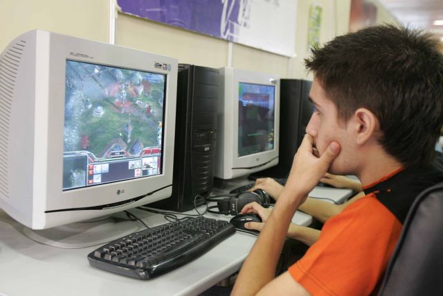 Κολλημένοι στον υπολογιστή και στην τηλεόραση οι περισσότεροι έφηβοι