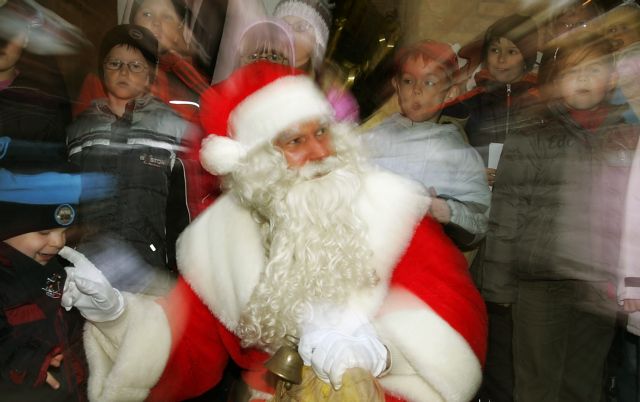 Με έλκηθρο ένα σούπερ πούμα προσγειώθηκε ο Αϊ-Βασίλης στον Αϊ-Στράτη