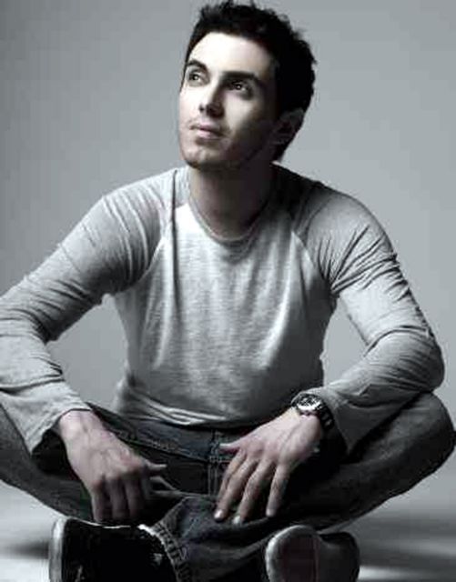 Ο Μιχάλης Χατζηγιάννης τραγουδά στη Στέγη Γραμμάτων και Τεχνών για την ΕΛΕΠΑΠ