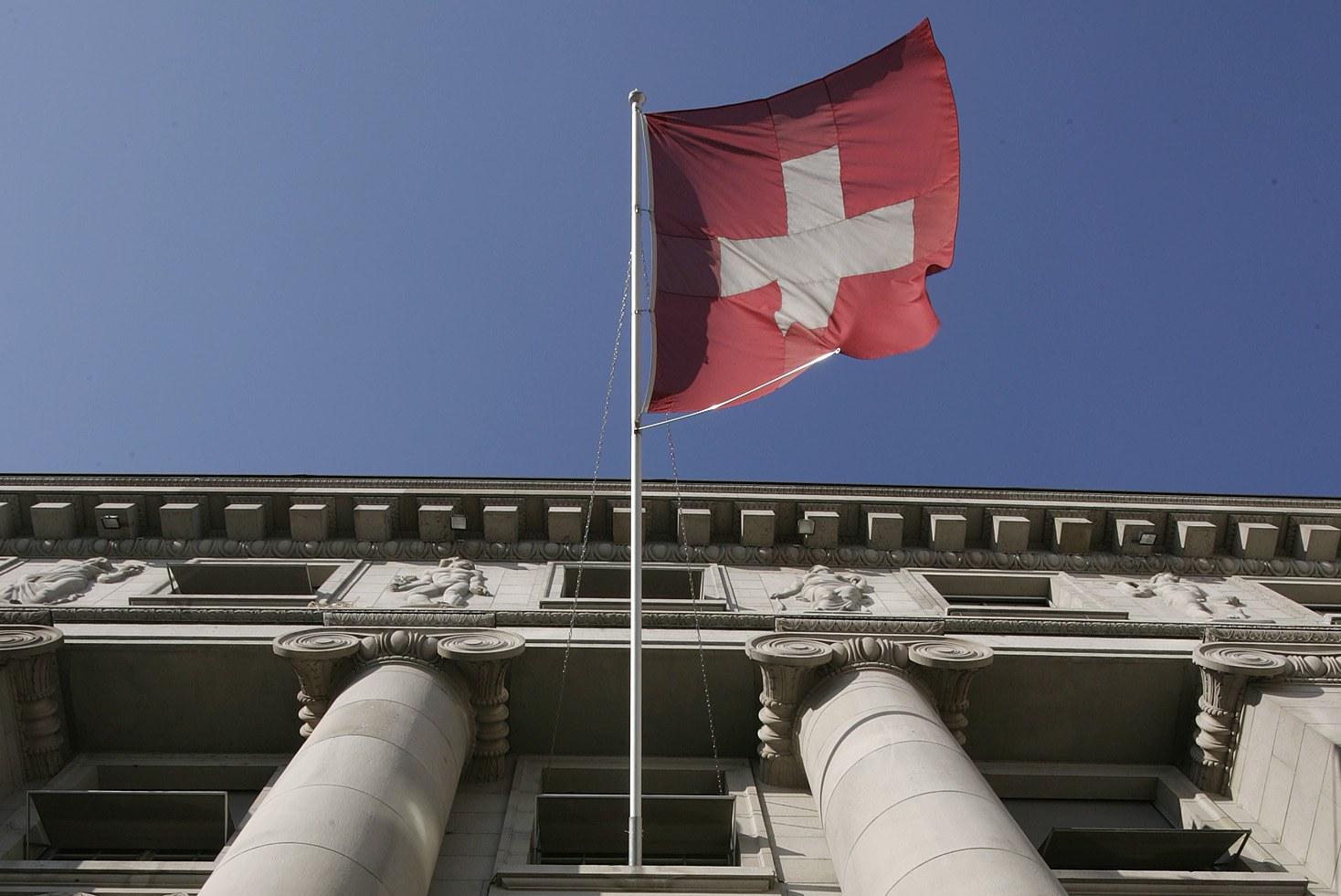 Εμείς προσφέρουμε συνεργασία για καταθέσεις στην Ελβετία και εσείς κωφεύετε, λέει ομογενής βουλευτής