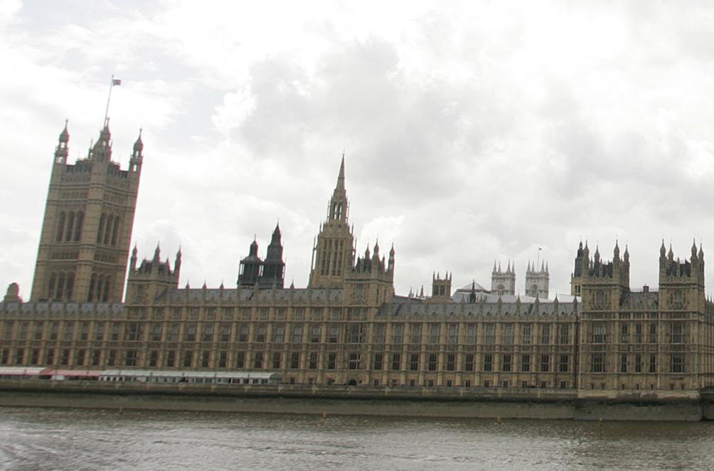 Βρετανός βουλευτής αποπέμφθηκε γιατί ήταν σε πάρτι με άτομο ντυμένο Ναζί