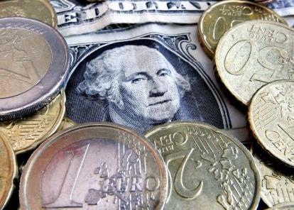 Δολάρια «μαζεύουν» οι ευρωπαϊκές τράπεζες από την ΕΚΤ ενώ η πίεση ενισχύεται