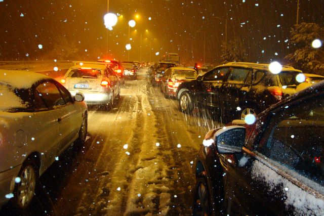 Επιχείρηση απεγκλωβισμού οδηγών λόγω πυκνής χιονόπτωσης στην Εγνατία Οδό