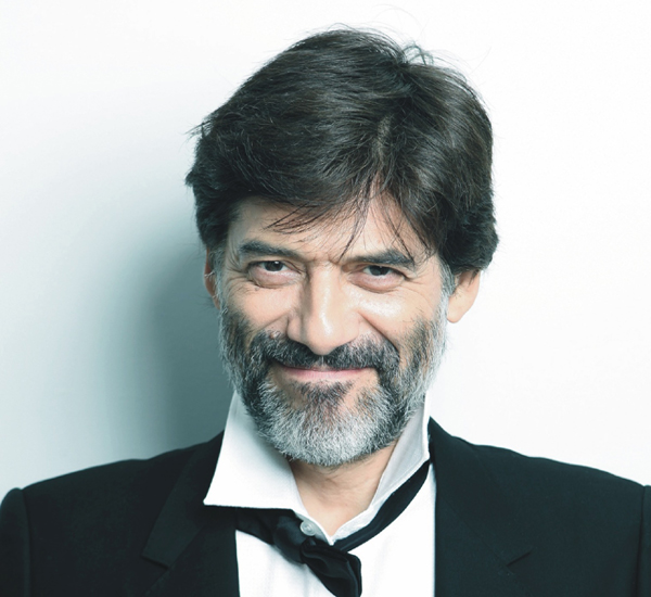 Ο Γιώργος Χωραφάς μαγειρεύει στην κουζίνα του Les Zazous στη Θεσσαλονίκη