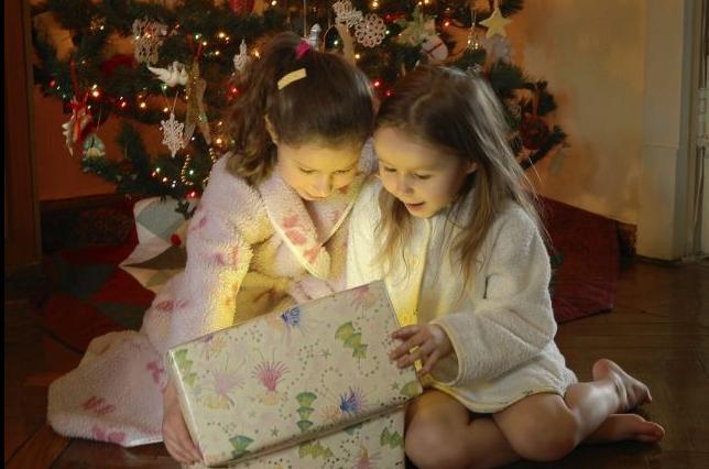 Λιγότερα τα δώρα φέτος κάτω από το χριστουγεννιάτικο δέντρο