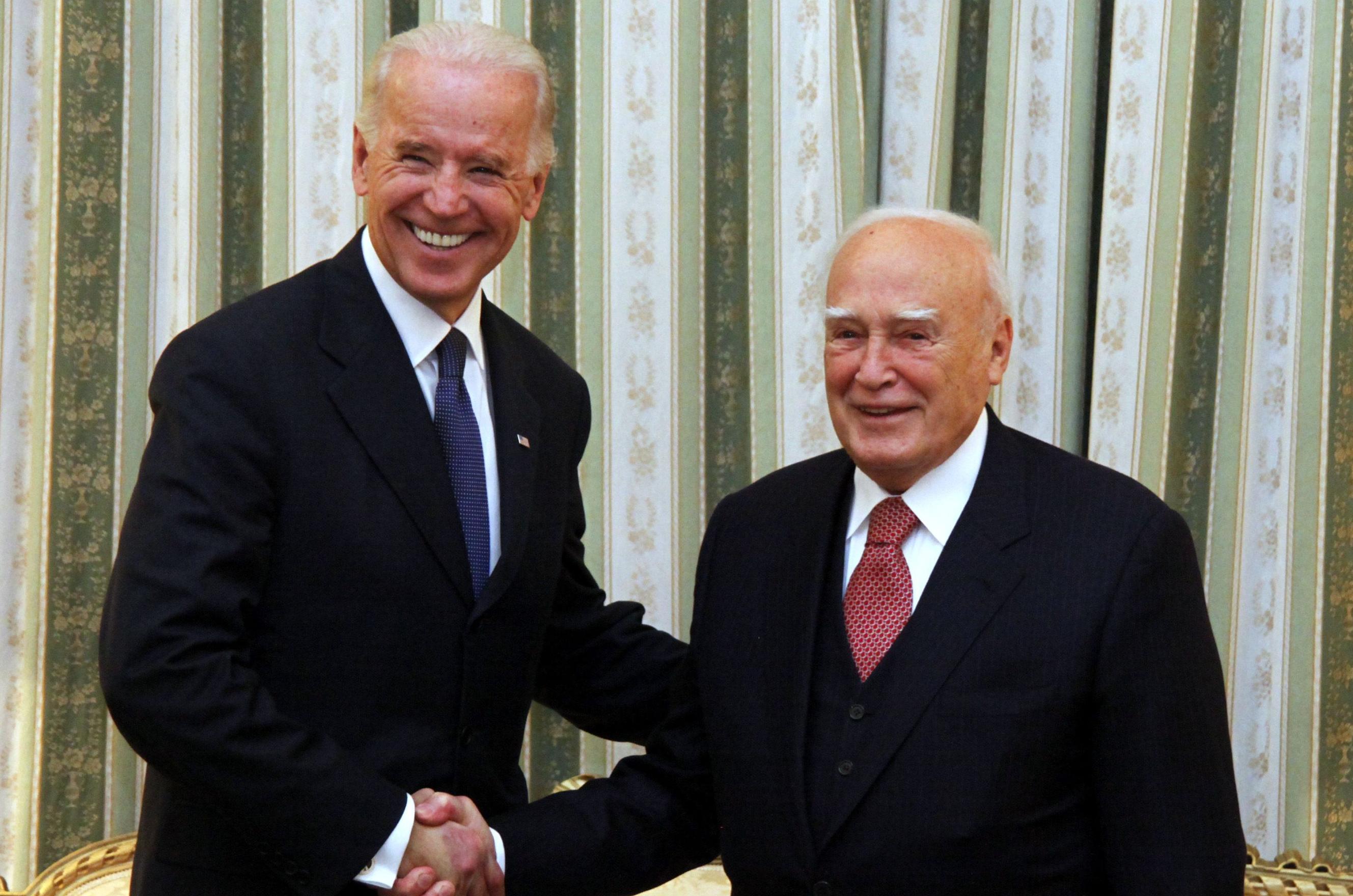 Με διάθεση για βοήθεια και… χιούμορ ο Αμερικανός αντιπρόεδρος Τζο Μπάιντεν στην Αθήνα