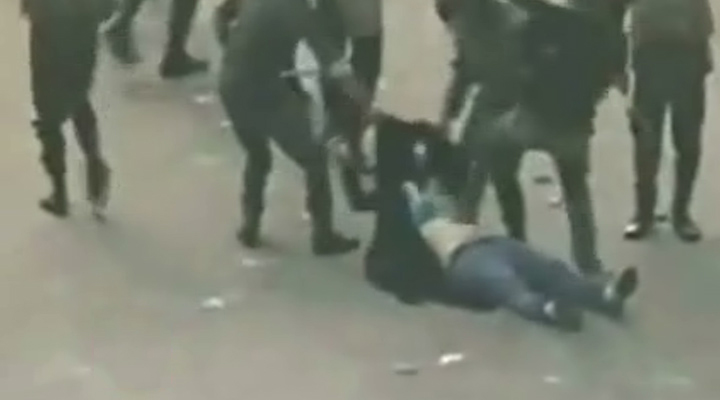 Βίντεο-σοκ με άγριο ξυλοδαρμό διαδηλωτών από το στρατό στο Κάιρο