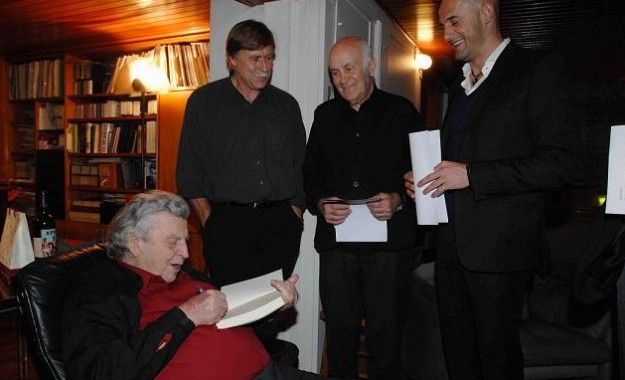 Συνάντηση του Μίκη Θεοδωράκη με παλαίμαχους ποδοσφαιριστές