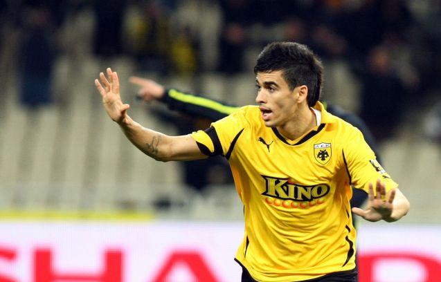 Μετά τον Λεονάρντο, και ο Καράμπελας μένει στην ΑΕΚ