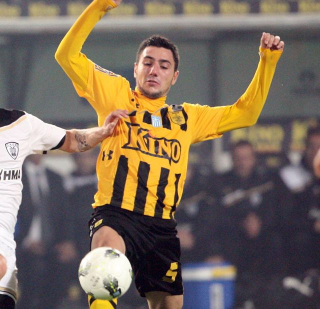 Ρήξη μηνίσκου και 1,5 μήνα εκτός γηπέδων ο Παπαστεριανός