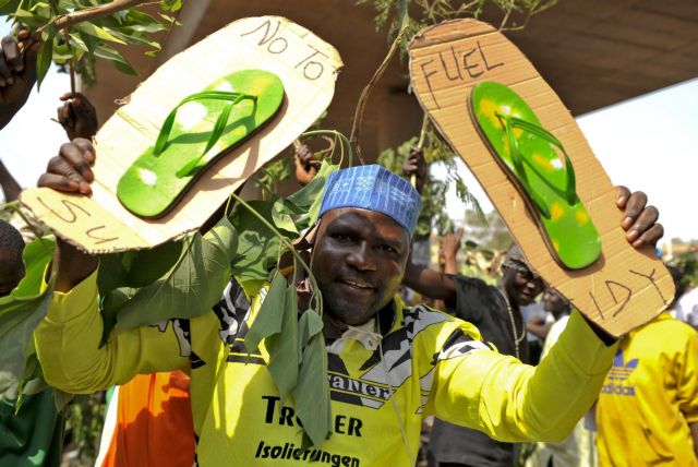 Παγώνουν αλλά δεν ακυρώνουν τις κινητοποιήσεις οι Νιγηριανοί